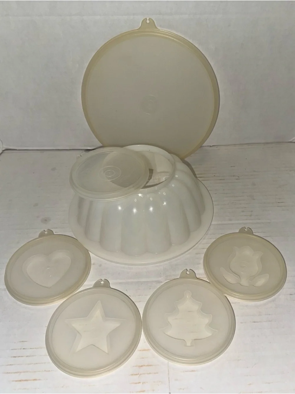 Classic Tupperware Jel-N-Serve 616 Jello Mold USA 4 Designs Platter Seal Lid Vtg